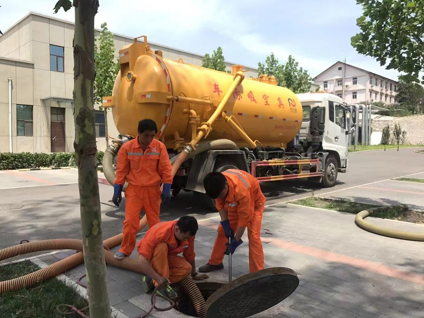 昭平管道疏通车停在窨井附近