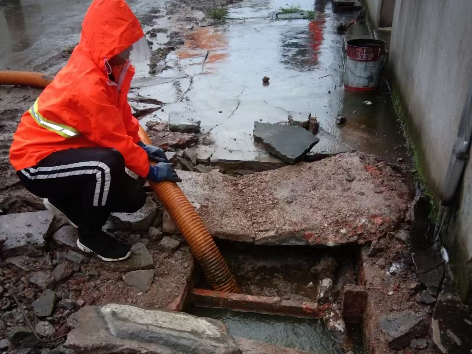 昭平专业清理污水池 炜誉市政以规范流程守护城市 “肠道”