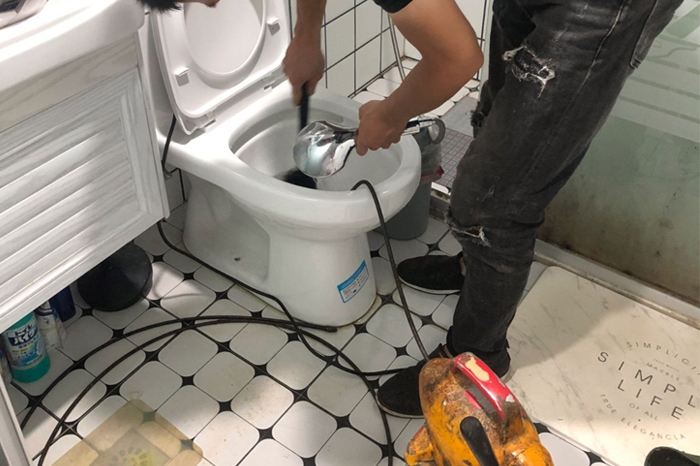 昭平马桶堵塞自己疏通还是找师傅?专业上门服务让你省时更省心